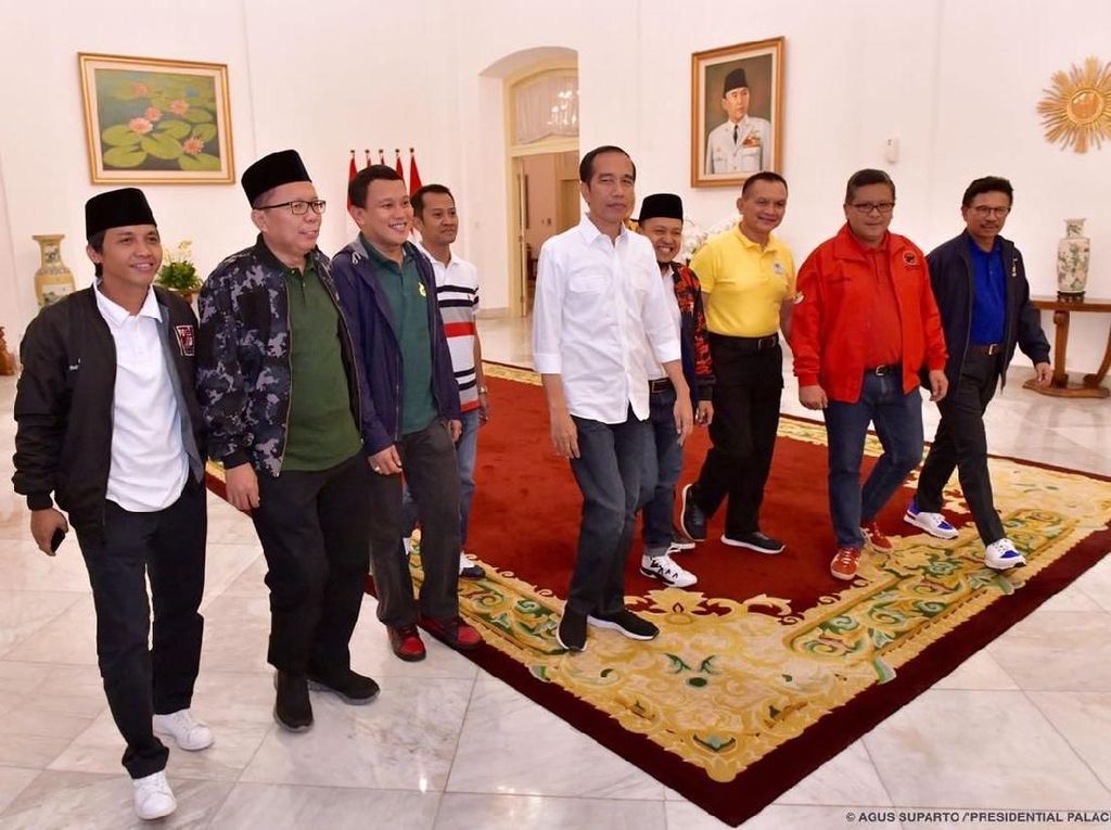 Harga Sneakers Made in Bandung yang Dipakai Jokowi Bertemu Sekjen Parpol