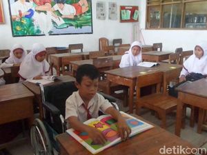 Anak Lumpuh asal Lamongan Akhirnya Diberi Bantuan Kursi Roda