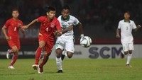 Myanmar yang tertinggal berusaha keras untuk menyamakan kedudukan dan berkali-kali mengancam gawang Indonesia yang dijaga oleh Ernando Ari. Foto: Zabur Karuru/Antara Foto