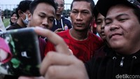 Pada sesi latihan yang dilakukan Persija, Ismed Sofyan tampak masih menyambut hangat permintaan para fansnya untuk foto bersama.