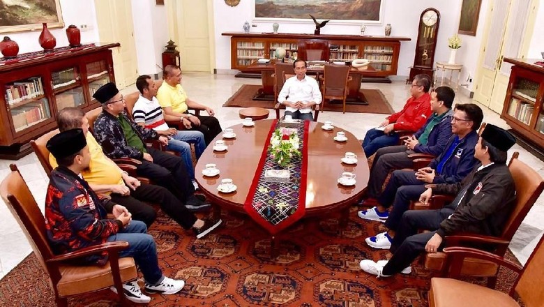Pesan Politik Sneakers Jokowi