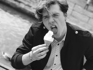 Pesona Tampan Brooklyn Beckham Saat Makan Es Krim dan Sushi Pesona Tampan Brooklyn Beckham Saat Makan Es Krim dan Sushi