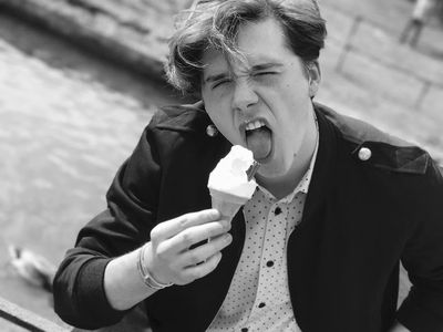 Pesona Tampan Brooklyn Beckham Saat Makan Es Krim dan Sushi