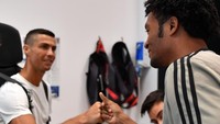 Di Turin, Ronaldo bertemu sejumlah pemain Juventus yang juga baru kembali dari liburan usai tampil di Piala Dunia 2018. Salah satunya adalah Juan Cuadrado, yang langsung menyapanya. (Foto: Instagram @juventus)