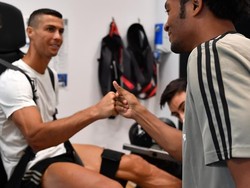 Di Turin, Ronaldo bertemu sejumlah pemain Juventus yang juga baru kembali dari liburan usai tampil di Piala Dunia 2018. Salah satunya adalah Juan Cuadrado, yang langsung menyapanya. (Foto: Instagram @juventus)