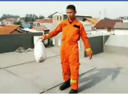 Petugas Damkar Evakuasi Sarang Tawon di Matraman dan Cijantung