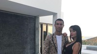 Cristiano Ronaldo bersama pacarnya Georgina Rodriguez. Ronaldo saat ini tengah berada di Turin untuk memulai petualangan baru bersama Juventus. (Instagram @Cristiano)