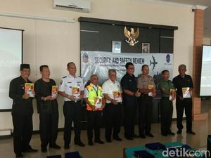 Frekuensi Radio Karaoke dan Layang-layang Kerap Ganggu Penerbangan Frekuensi Radio Karaoke dan Layang-layang Kerap Ganggu Penerbangan