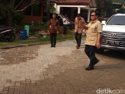 Berkaca Mata Hitam, Prabowo Kunjungi Neno Warisman
