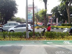 2 Tiang PLN Penghalang Jalur Sepeda di Depan GBK Dicabut