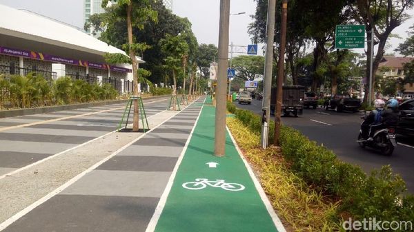 Penampakan Jalur Sepeda Berhalang Rintang Tiang di Gate GBK