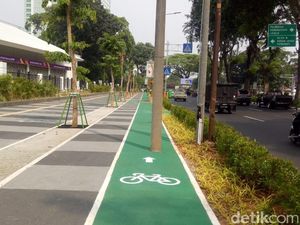 Penampakan Jalur Sepeda Berhalang Rintang Tiang di Gate GBK