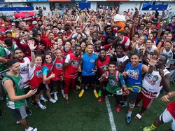 Neymar sedang mengikuti sebuah acara amal di Brasil. Dia tampak senang berbaur dengan fansnya. (Instagram @neymarjr)