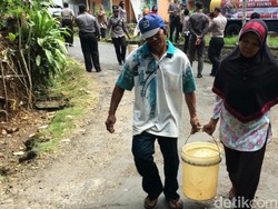 Sulit Air Bersih, Warga Ciamis Mandi dan Cuci Pakaian di Sungai