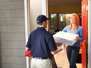 Di Malam Hari Semua Orang di Dunia Ternyata Pesan Makanan Pada Waktu Sama
