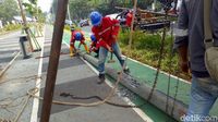 Foto: Tiang Halang Rintang di Jalur Sepeda Gate GBK Dicabut