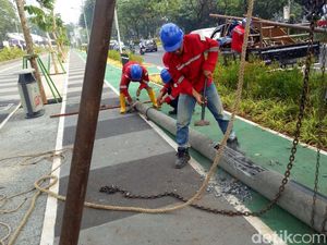 Foto: Tiang Halang Rintang di Jalur Sepeda Gate GBK Dicabut