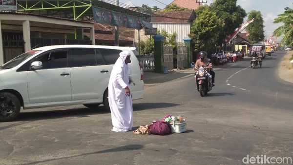 Ini Penampakan Nenek yang Bikin Heboh Salat di Tengah Jalan