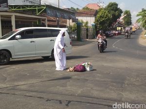 Ini Penampakan Nenek yang Bikin Heboh Salat di Tengah Jalan