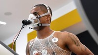 Sebelum memulai sesi latihan, para pemain ini menjalani tes fisik seperti yang dilakukan Douglas Costa. Hal ini untuk mengukur kondisi fisik dan tingkat kebugaran pemain. (Foto: Instagram @juventus)