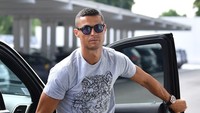 Jorge Mendes selaku agen pemain sempat menawarkan Cristiano Ronaldo ke Barcelona sebelum akhirnya gabung Manchester United. Selepas bersama MU, Ronaldo juga sempat hampir ke Barcelona. Itu karena dorongan dari Sir Alex Ferguson, namun Ronaldo punya pilihan lain dan memilih Real Madrid. (Foto: Instagram @juventus)