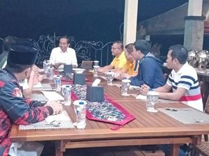 Jokowi Dinner Bareng 9 Sekjen Parpol Koalisi di Grand Garden Jokowi Dinner Bareng 9 Sekjen Parpol Koalisi di Grand Garden