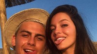 Penyerang Argentina dan Juventus, Paulo Dybala, bersama sang pacar Oriana Sabatini. (Instagram @PaulPogba)