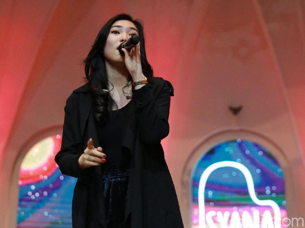 Buah Kecintaan pada Musik, Isyana Sarasvati Menang di APM Buah Kecintaan pada Musik, Isyana Sarasvati Menang di APM