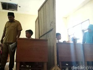 Miris, 3 Tahun Siswa SD di Jember Ini Berbagi Ruangan