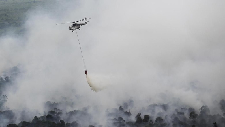 3 Heli Tembakkan Bom Air ke Lahan Terbakar Riau