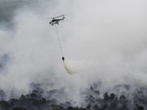 3 Heli Tembakkan Bom Air ke Lahan Terbakar Riau