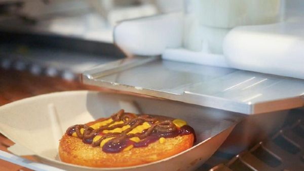 Robot Ini Bisa Bikin 130 Burger dalam 1 Jam, Rasanya Enak Nggak Ya?