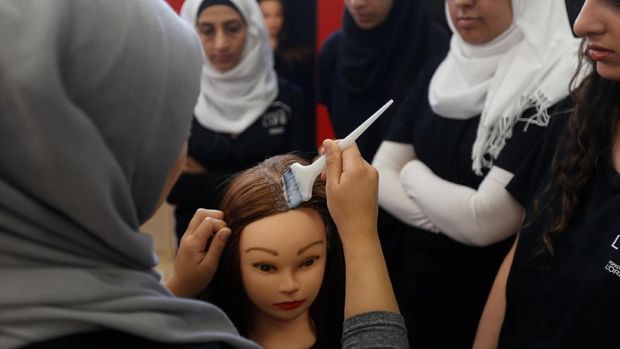 Kursus Tata Rambut di Libanon Mimpi Merdeka Pengungsi Suriah