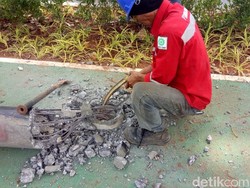 PLN Singkirkan Tiang-tiang Pengganggu Jalur Sepeda di GBK
