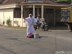 Gagal Haji, Pemicu Nenek Tulungagung Salat di Tengah Jalan