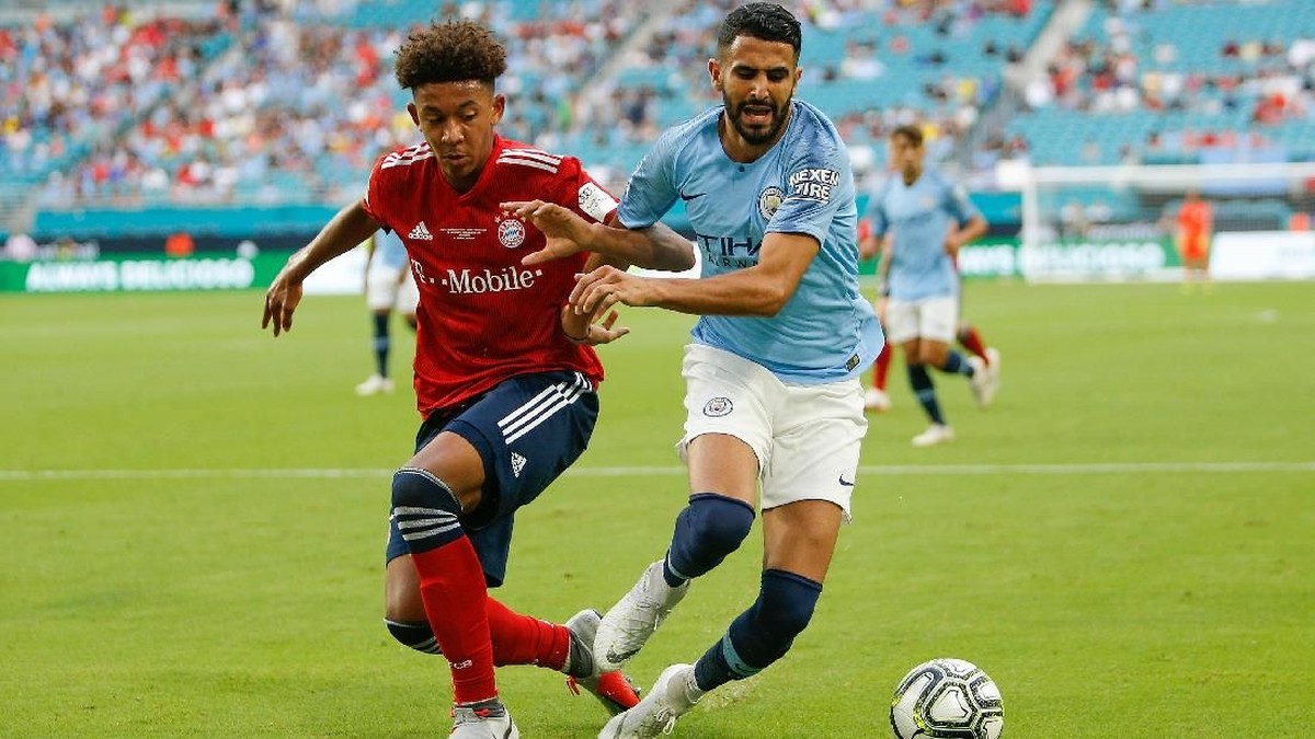 Winger Manchester City Riyad Mahrez mengalami cedera engkel usai ditekel bek Bayern Munich Chris Richards (Foto: Michael Reaves/Getty Images)