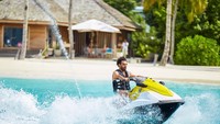 Mohamed Salah sedang asyik bermain jet-ski di sebuah pantai. Salah ingin melupakan akhir musim yang buruk terutama cedera bahu dan Mesir yang tersingkir di Piala Dunia 2018. (Instagram @MoSalah11)