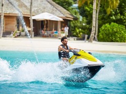 Mohamed Salah sedang asyik bermain jet-ski di sebuah pantai. Salah ingin melupakan akhir musim yang buruk terutama cedera bahu dan Mesir yang tersingkir di Piala Dunia 2018. (Instagram @MoSalah11)