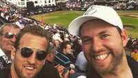 Harry Kane bersama sahabatnya sedang menonton turnamen golf The Open. (Instagram @HarryKane)