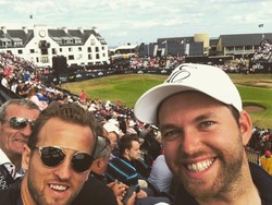 Harry Kane bersama sahabatnya sedang menonton turnamen golf The Open. (Instagram @HarryKane)