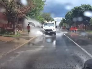 Cipratkan Genangan Air ke Pejalan Kaki, Sopir di Kanada Dipecat