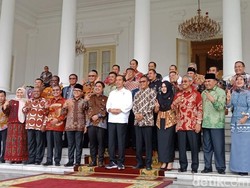 Kompaknya Para Bupati Salam 2 Jari di Istana Bogor