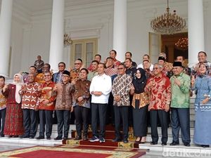 Kompaknya Para Bupati Salam 2 Jari di Istana Bogor Kompaknya Para Bupati Salam 2 Jari di Istana Bogor