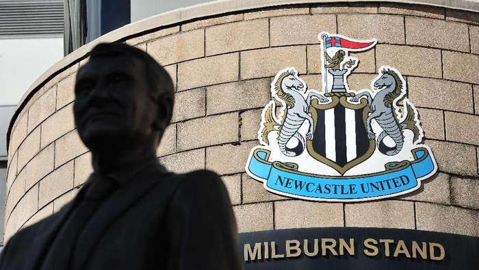 NEWCASTLE UPON TYNE, ENGLAND - MARCH 22 : The Newcastle United logo outside St James Park before the Barclays Premier League match between Newcastle and Crystal Palace at St James Park on March 22, 2014 in Newcastle Upon Tyne, England. (Photo by Mark Runnacles/Getty Images)