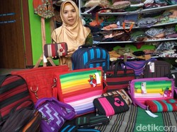 Wow, Wanita Ini Kaya dengan Olah Resleting Jadi Tas dan Dompet