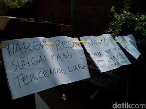 Hitam dan Bau Busuk Sungai di Mejobo Kudus Dikeluhkan Warga