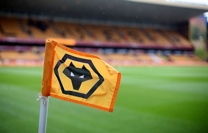 Wolverhampton Wanderers, Logo Wolverhampton Wanderers WOLVERHAMPTON, ENGLAND - MAY 02: A corner flag blows in the wind ahead of the Sky Bet Championship match between Wolverhampton Wanderers and Millwall at Molineux on May 2, 2015 in Wolverhampton, England. (Photo by Ben Hoskins/Getty Images)