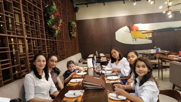 Manisnya Sandrinna Michelle Saat Belajar Bikin Pizza dan Makan Bareng Keluarga