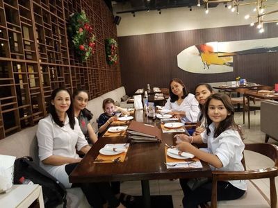 Manisnya Sandrinna Michelle Saat Belajar Bikin Pizza dan Makan Bareng Keluarga