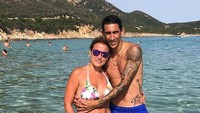 Angel Di Maria memilih berlibur di pantai bersama keluarganya. Di Maria memeluk sang istri Jorge Lina Cardoso. (Instagram @angeldimariajm)